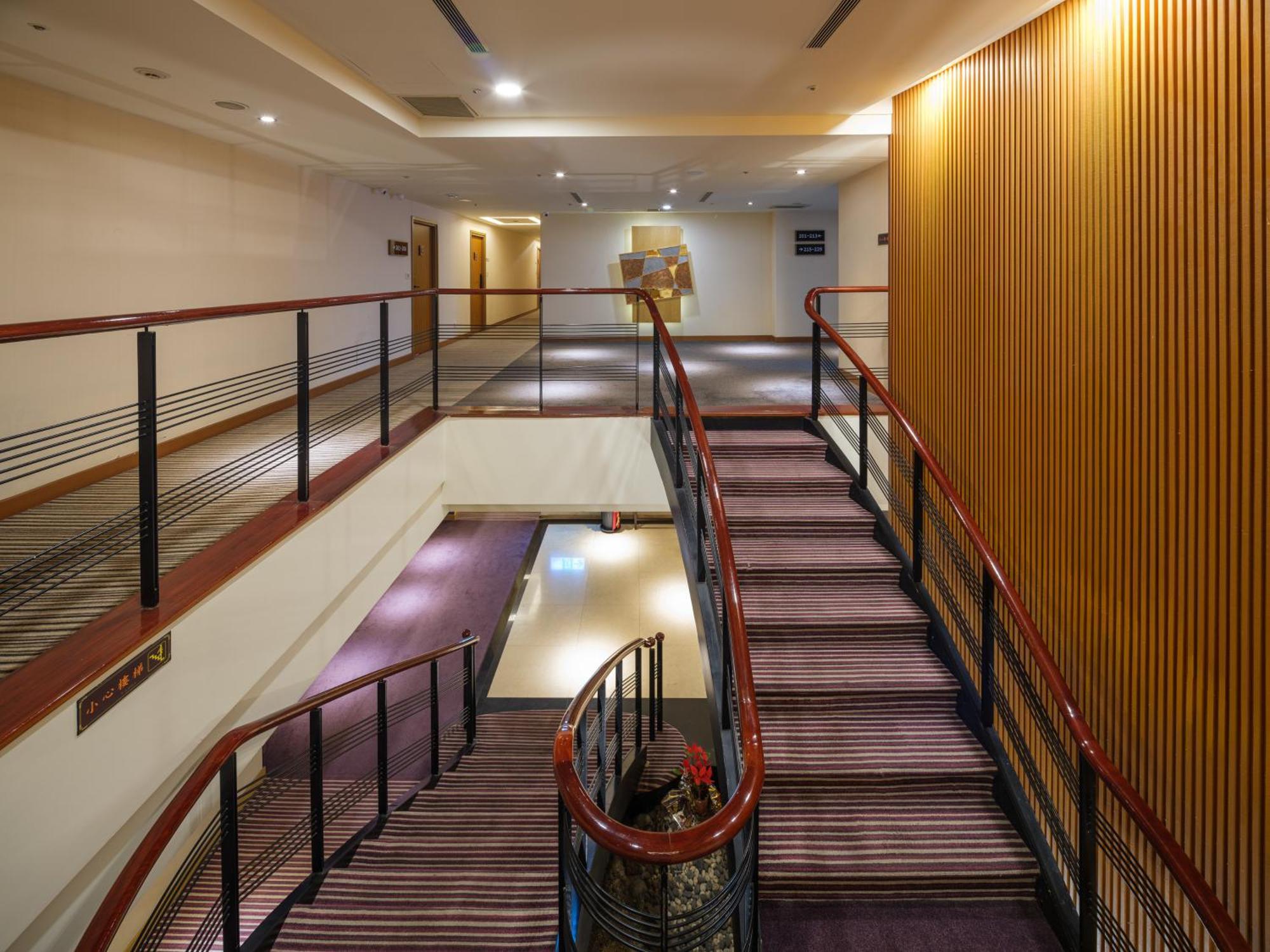Rich & Free Hotel - Fuzhong 富逸旅趣-板橋府中館 Tajpej Buitenkant foto