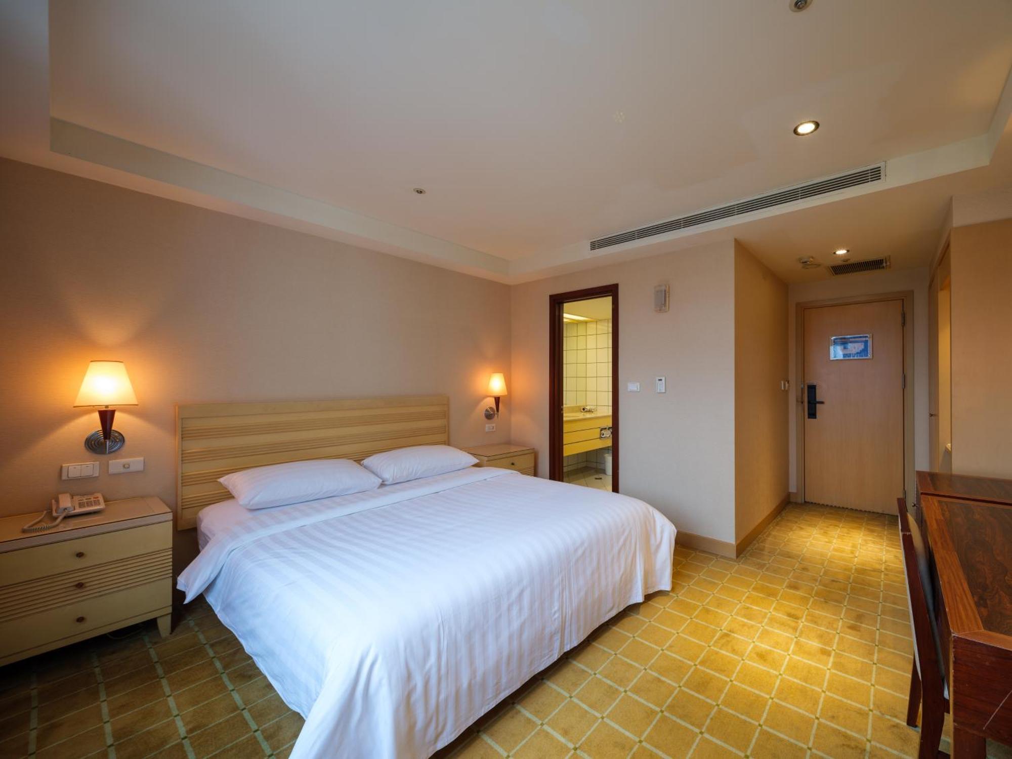 Rich & Free Hotel - Fuzhong 富逸旅趣-板橋府中館 Tajpej Buitenkant foto