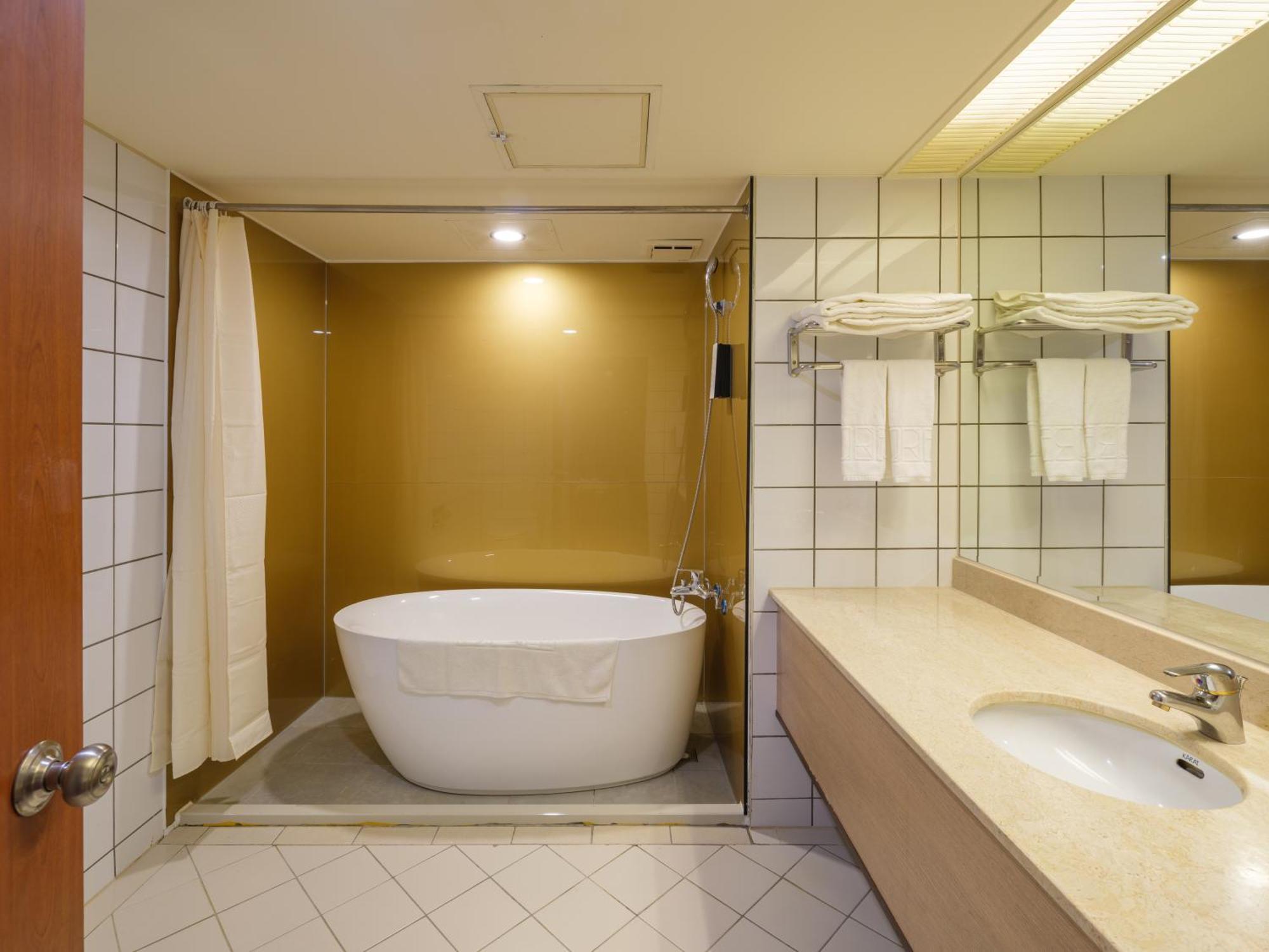 Rich & Free Hotel - Fuzhong 富逸旅趣-板橋府中館 Tajpej Buitenkant foto