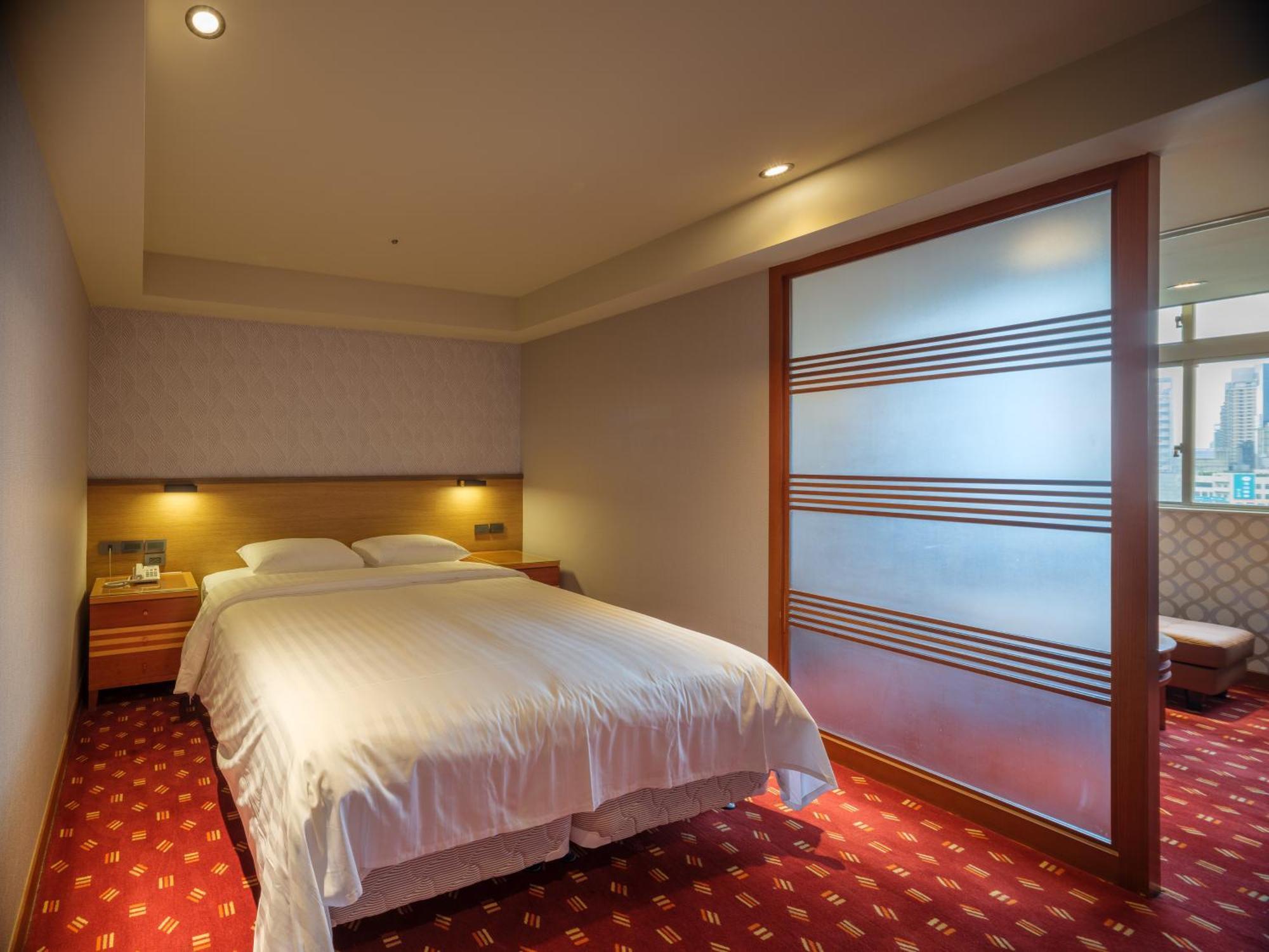 Rich & Free Hotel - Fuzhong 富逸旅趣-板橋府中館 Tajpej Buitenkant foto